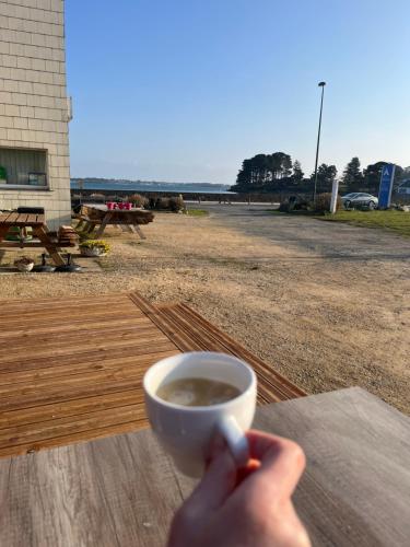 Příslušenství pro přípravu čaje a kávy v ubytování Camping de l'Espérance - Camping Côte de granit rose - Trébeurden - Ile grande - GR34
