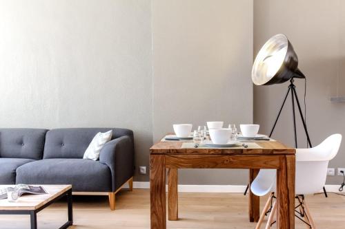 un salon avec une table et un canapé dans l'établissement VEILLON - 2 bedrooms - City Center, à Nice