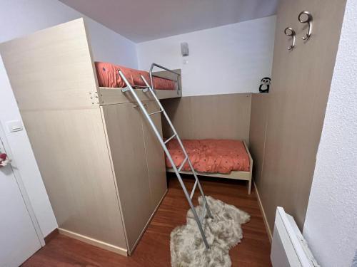 Cette petite chambre comprend 2 lits superposés et une échelle. dans l'établissement Les chalets du verdon, à Allos
