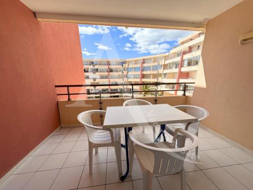 Terrasse vue piscine et apercu mer pour 4 personnes avec garage