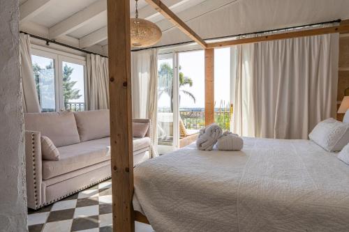 A bed or beds in a room at Finca Hotel Rural Es Turó