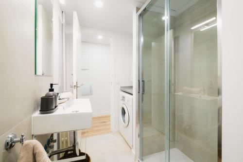 une salle de bain avec lavabo et douche dans l'établissement Casa Jesús PS5 Juegos Niños WiFi 6 Pax, à Saragosse