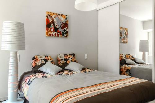 une chambre avec deux lits et un miroir dans l'établissement JOFFRE 9 - Near Masséna Square - Terrace, à Nice