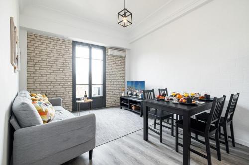 un salon avec une table et une salle à manger dans l'établissement OLIVETTO - Superb city center apartment with AC, à Nice
