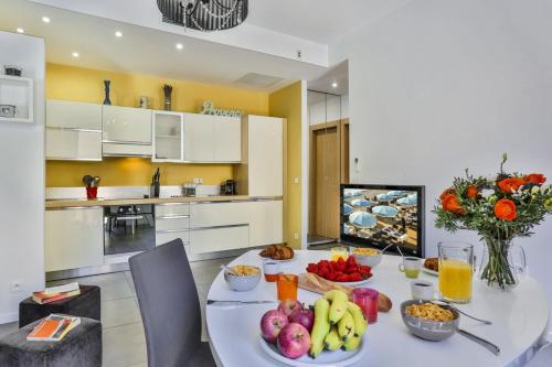 - une cuisine avec une table avec des fruits et des légumes dans l'établissement FRANCE 82 D - 2 rooms - Terrace - 1 min to the Sea, à Nice