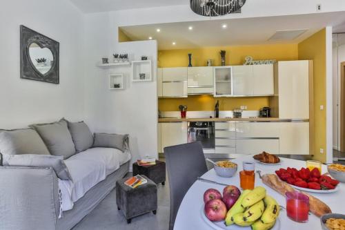 - un salon avec une table et des fruits dans l'établissement FRANCE 82 D - 2 rooms - Terrace - 1 min to the Sea, à Nice