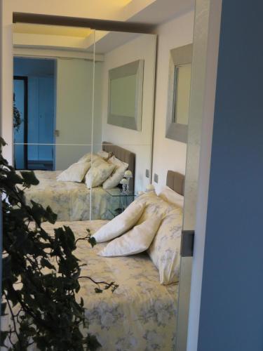 two beds in a room with a mirror at Ficano's Dream in San Siro