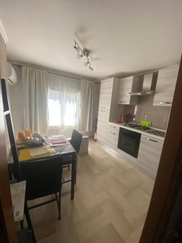 a living room with a table and a kitchen at A casa da Mery in Lucera