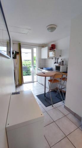 - une cuisine avec une table et un comptoir dans l'établissement Studio lumineux avec terrasse à 200 m de la plage, à Dinard