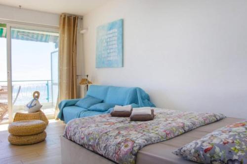 une chambre avec un lit et un canapé bleu dans l'établissement PROM 131 - Promenade - Sea View - Terrace, à Nice