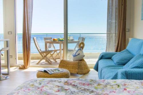 - un salon avec un canapé bleu et une vue sur l'océan dans l'établissement PROM 131 - Promenade - Sea View - Terrace, à Nice