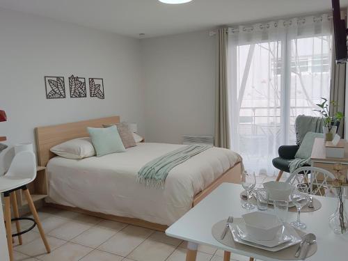 - une chambre avec un lit et une table avec de la vaisselle dans l'établissement Petite Luma, à Arles