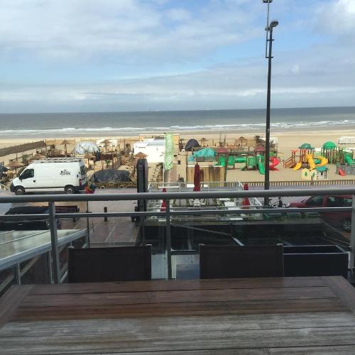 una vista della spiaggia e di un parco giochi di Apartment Thalassa a Blankenberge