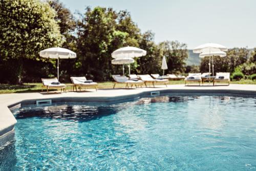 Bazén v ubytování Capelongue, a Beaumier hotel & Spa nebo v jeho okolí