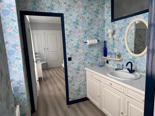 a bathroom with a sink and a mirror at ღ Ostaria - Maison Spacieuse, Piscine & Garage in La Couarde-sur-Mer