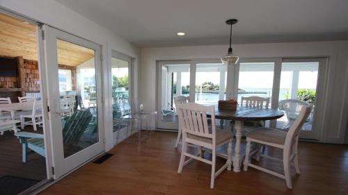 Galeriebild der Unterkunft Hi Speed Wifi, Pets Considered, Bayfront, Bay Views, Beach Badges, Private Yard, Decking,, Outdoor Shower, in Ship Bottom