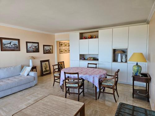 un salon avec une table et un canapé dans l'établissement Vue mer beau 2 pieces, à Antibes