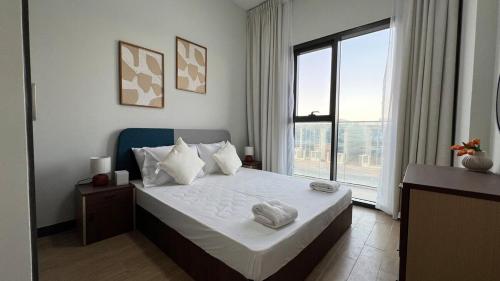 Postel nebo postele na pokoji v ubytování Daraqa - Modern 1BR Apartment in Peaceful Dubai Land