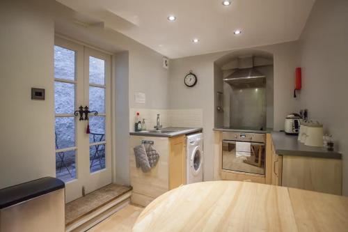 Kuchyň nebo kuchyňský kout v ubytování Tide & Teacups