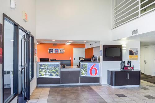 - une salle d'attente avec un comptoir et une télévision dans l'établissement Motel 6-Spokane, WA - East, à Spokane Valley