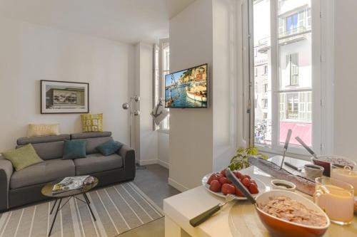 un salon avec un canapé et une table dans l'établissement PAULE - Great Old Town Studio w AC, à Nice