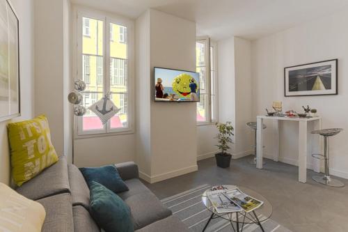 un salon avec un canapé et une table dans l'établissement PAULE - Great Old Town Studio w AC, à Nice