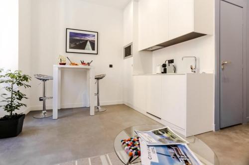 - un salon avec une table et un comptoir dans l'établissement PAULE - Great Old Town Studio w AC, à Nice