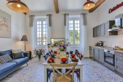 une cuisine et un salon avec une table et un canapé dans l'établissement GARIB - Place Garibaldi - 4 rooms - Balcony, à Nice