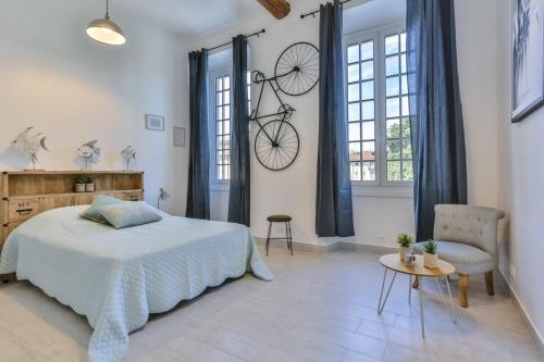 - une chambre avec un lit et un vélo suspendu au mur dans l'établissement GARIB - Place Garibaldi - 4 rooms - Balcony, à Nice