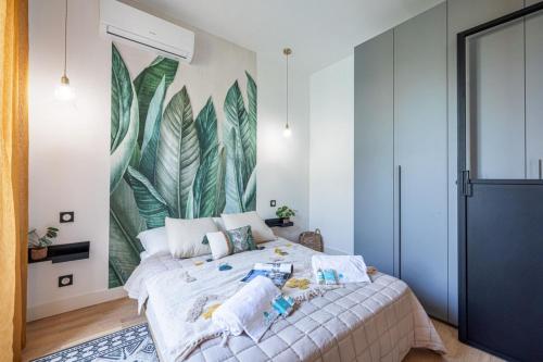 - une chambre avec un grand lit et une fresque murale dans l'établissement GUIDONI - Superb City Center Suite Apartment, à Nice