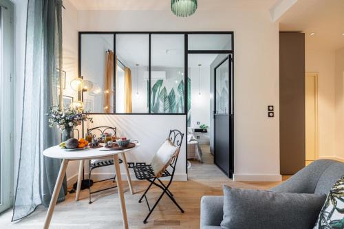 un salon avec une table et des chaises dans l'établissement GUIDONI - Superb City Center Suite Apartment, à Nice