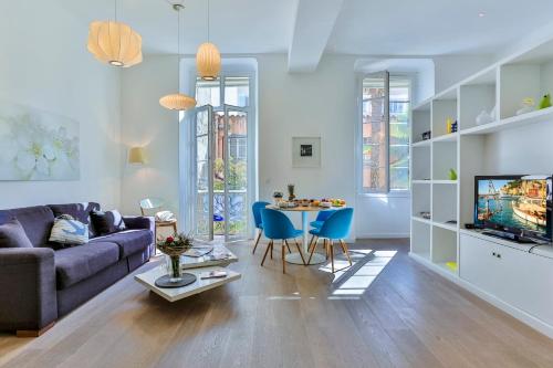 un salon avec un canapé et une table dans l'établissement LIBERTÉ - Spacious Apartment City Center w AC, à Nice