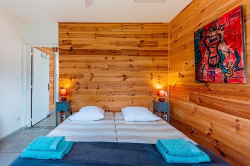 - une chambre avec 2 lits dans un mur en bois dans l'établissement Natura Provence, à Saint Antonin du Var