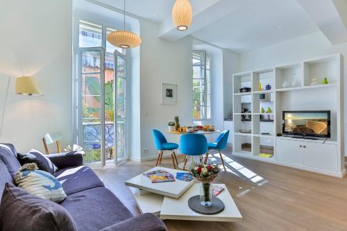 un salon avec un canapé et une table dans l'établissement LIBERTÉ - Spacious Apartment City Center w AC, à Nice