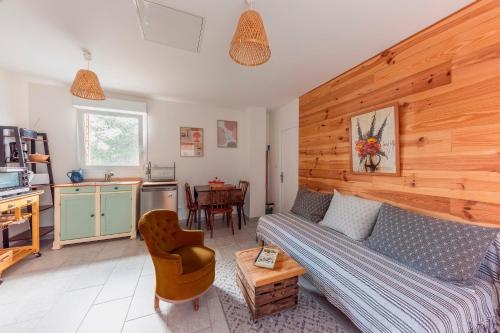 un salon avec un canapé et une cuisine dans l'établissement Natura Provence, à Saint Antonin du Var