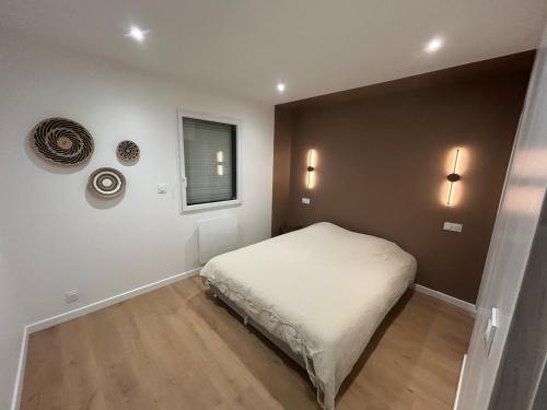 une petite chambre avec un lit et une fenêtre dans l'établissement La Lande Hilaire, à Saint-Ouen-des-Alleux