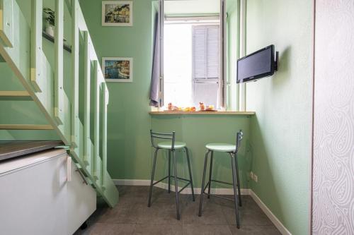 - un petit bar dans une pièce avec deux tabourets dans l'établissement SIAGRE 35 - Near main Avenue with AC, à Nice