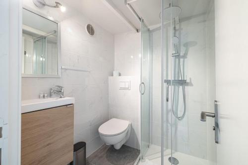 une salle de bain blanche avec toilettes et douche dans l'établissement SIAGRE 35 - Near main Avenue with AC, à Nice