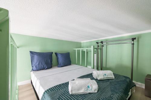 - une chambre avec un lit aux murs bleus et verts dans l'établissement SIAGRE 35 - Near main Avenue with AC, à Nice