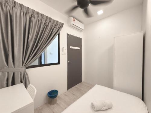 a bedroom with a bed and a ceiling fan at 7pax Emporis Kota Damansara 5Bedroom 2CarPark, Segi College, MRT in Petaling Jaya