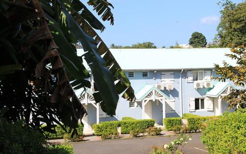 un edificio blanco con techo blanco en T3 La Vieille Distillerie, Petit-Bourg, en Petit-Bourg