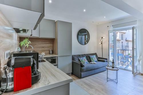 une cuisine et un salon avec une valise rouge sur un comptoir dans l'établissement Massena Cours - Terrasse - Zone piétonne, à Nice