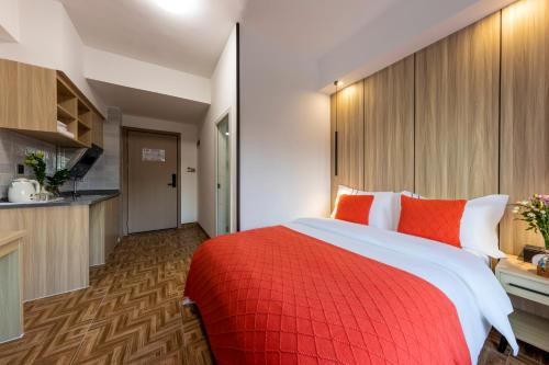Un ou plusieurs lits dans un hébergement de l'établissement Shenzhen City Light Luxury Hotel
