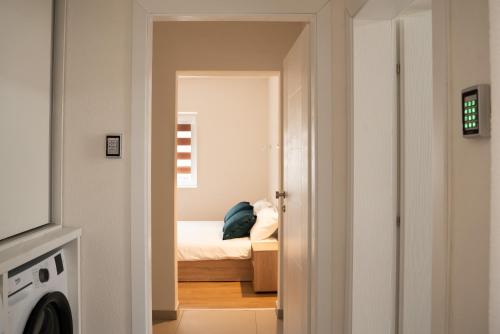 une petite chambre avec un lit dans une pièce dans l'établissement Iris Apartments, à Ohrid
