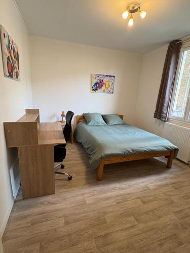 une chambre avec un lit et un bureau dans l'établissement Grand appartement - Le Brindeau - 3 ch, au Havre