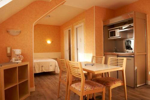 une pièce avec une table et des chaises et une chambre dans l'établissement Le Bretagne, à Assérac