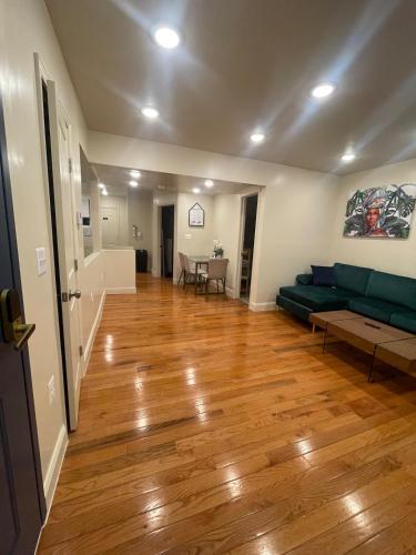 Et opholdsområde på Chic 4 Br, 2Ba Apt in SE DC