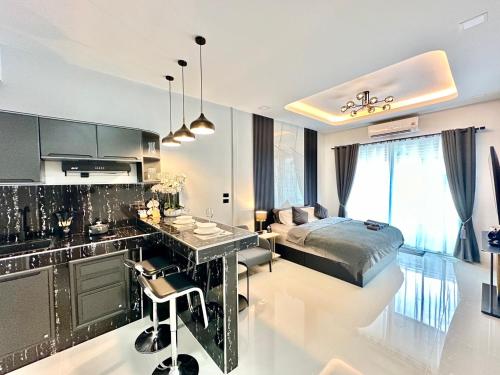 een keuken en een slaapkamer met een bed en een bureau bij VIRAPLACe 4# in Pattaya