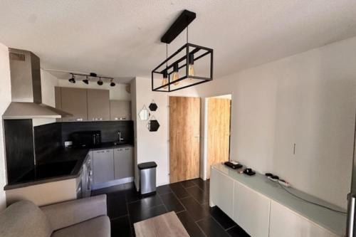 - une cuisine avec un canapé et une table dans une chambre dans l'établissement Charming apartment with superb terrace - Vallauris, à Vallauris