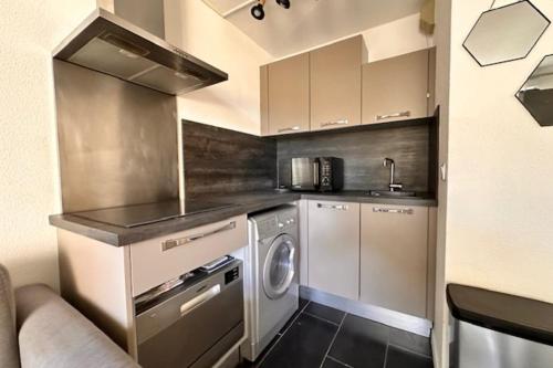 une petite cuisine avec lave-linge et sèche-linge dans l'établissement Charming apartment with superb terrace - Vallauris, à Vallauris